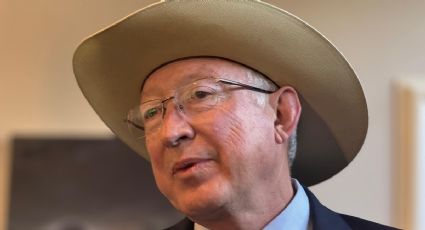 Ken Salazar regresa a su rancho: "Tres años de claroscuros"