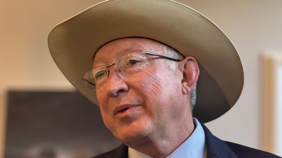 Ken Salazar regresa a su rancho: Tres años de claroscuros