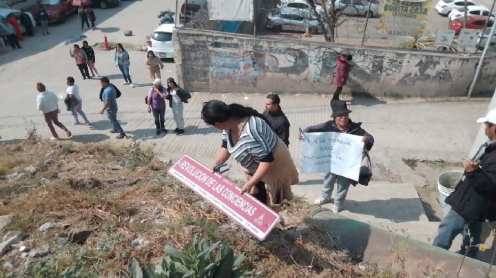 Vecinos de Tultitlán destruyen nomenclaturas de la colonia 4T