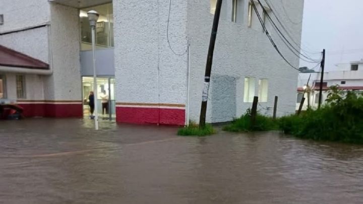 Hospital del IMSS Bienestar queda inundado en Puebla; personal médico solicita ayuda