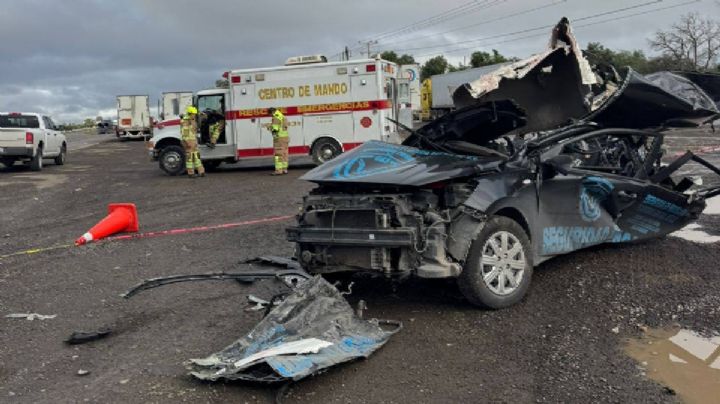 Muere conductor prensado en auto impactado por un tractocamión