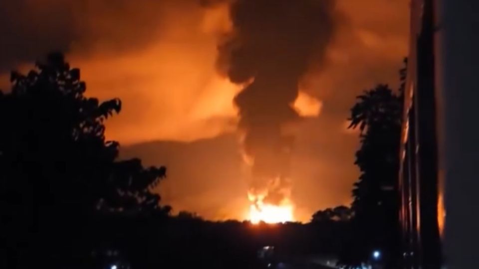 El siniestro causó enormes flamas durante la madrugada de este viernes