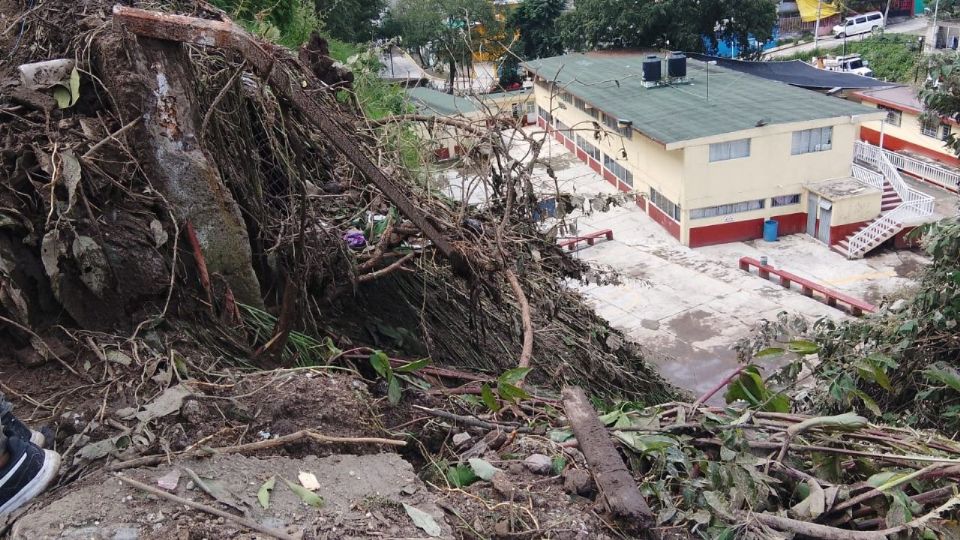 Debido a un deslave en Naucalpan, la primaria Juan Escutia suspendió clases