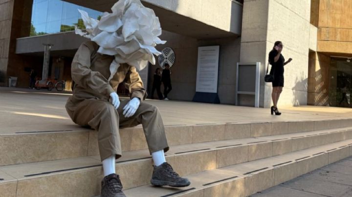 El hombre flor se pasea por el Forum Cultural