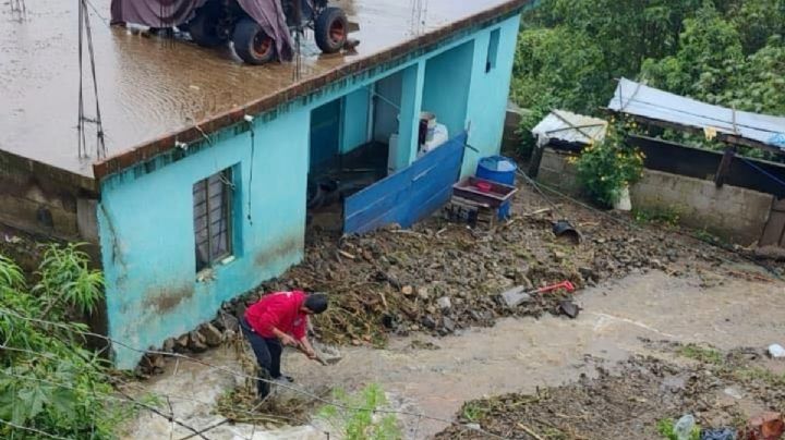 En Joquela, Tianguistengo buscan a una niña; derrumbe sepultó a una familia de 6 personas
