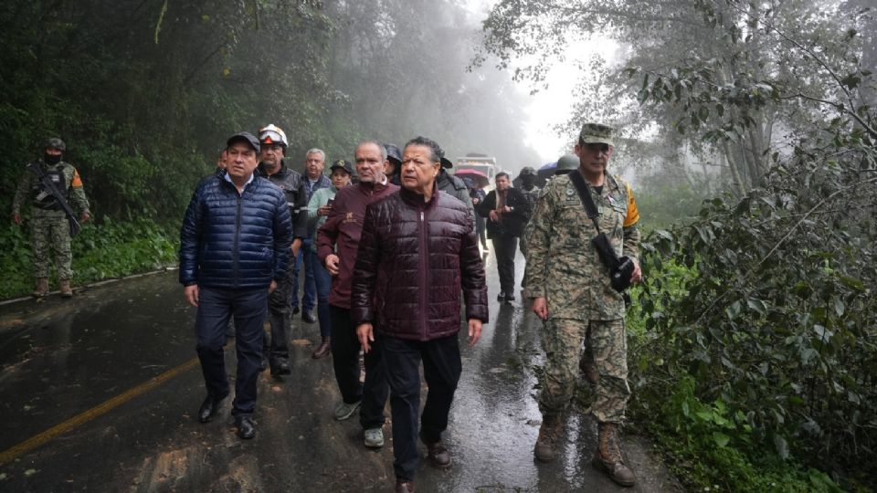 Antes de su mensaje, Julio Menchaca recorrió la zona del desatre