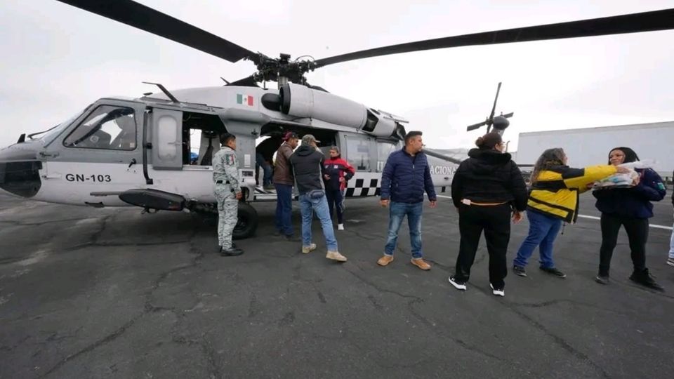 Para cargar los víveres en los helicópteros, ciudadanos voluntarios particiron