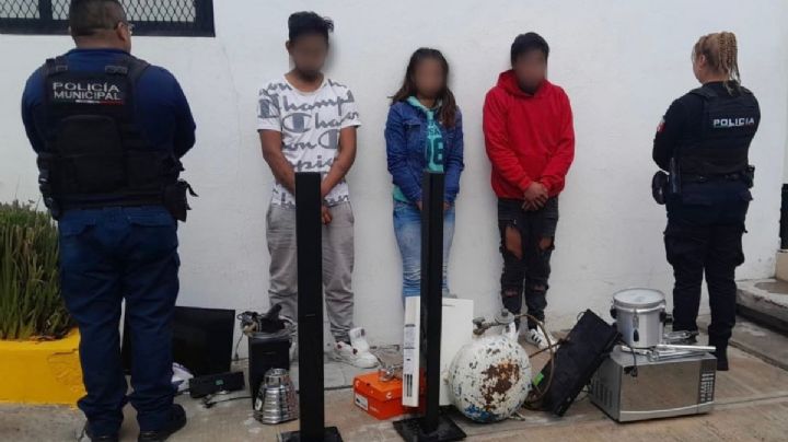 Los atrapan robando electrodomésticos de vivienda en Mineral de la Reforma