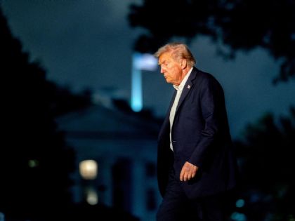 Donald Trump en crisis; se desploma en popularidad y él ignora los datos