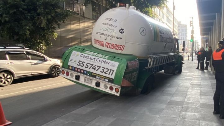 Pipa de gas cayó a registro abierto de CFE en la colonia Centro de la CDMX