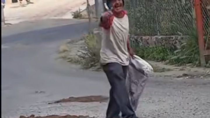 Don Meche no tiene carro, anda acompañado con un burrito y tapa baches en Guanajuato