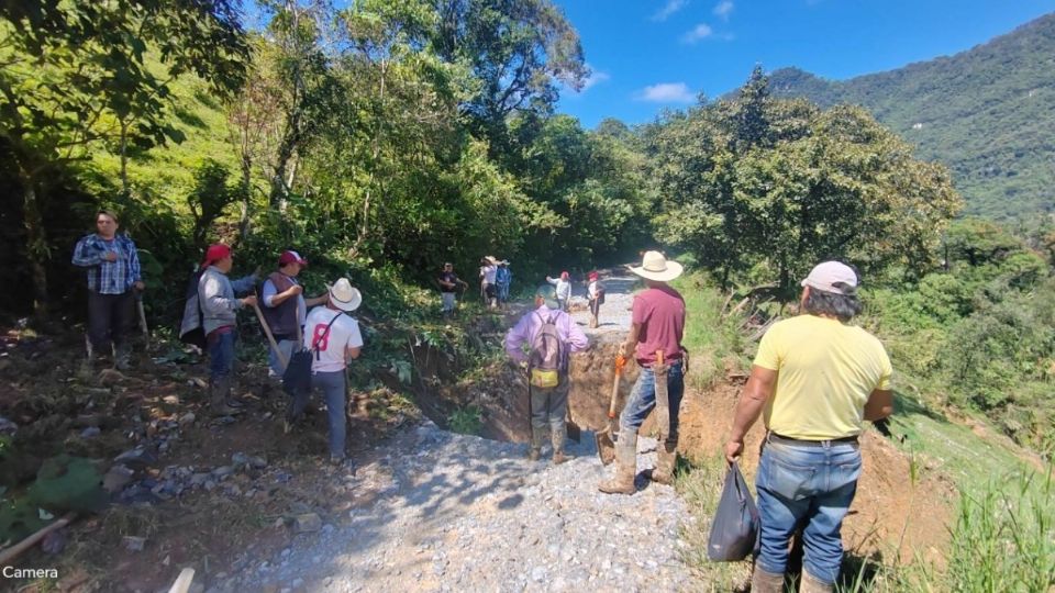 Hombres de las localidades limpian los caminos con palas