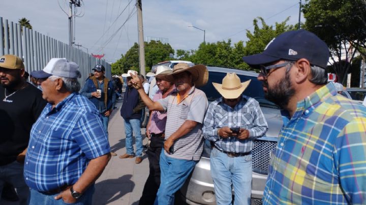 Campesinos bloquean seis puntos carreteros en Guanajuato