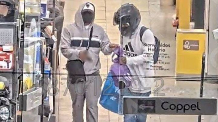 Asaltan con violencia tienda Coppel en León, delincuentes rompen vitrinas y roban celulares