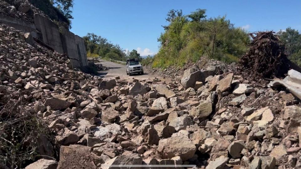 Hay un derrumbe por las lluvias entre Pinalitos Xichú y Lagunita Atarjea.
