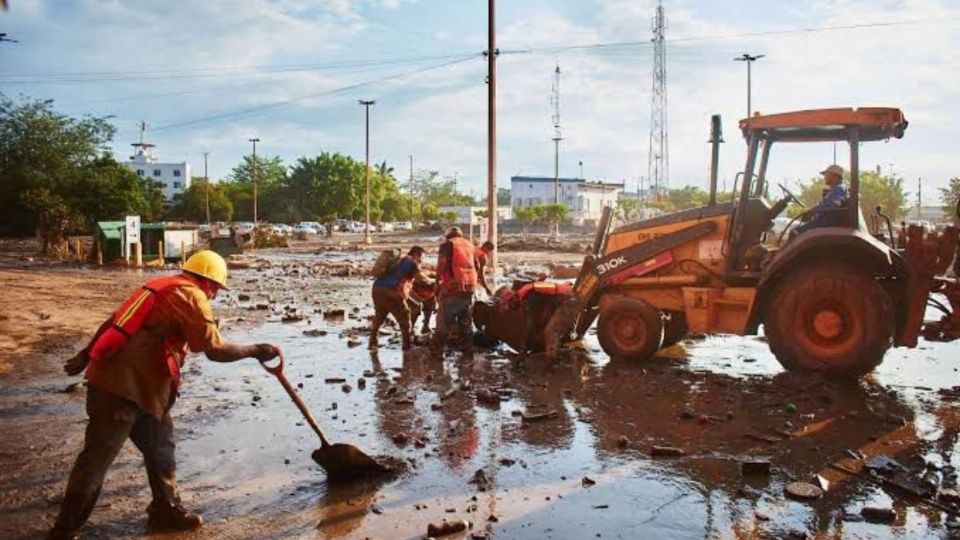 Aportan maquinaria especializada y pesada que se necesita para atender la emergencia.