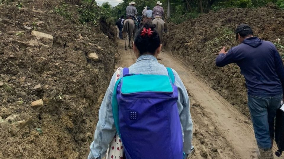 Gobierno abandonó a maestras y caminaron 3 horas para salir de Tlachichilco, incomunicado por lluvia