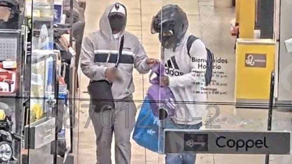 Cámaras de la tienda Coppel captaron a los delincuentes al salir de la tienda.

