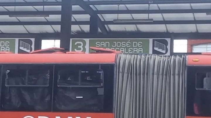 Muere pasajero a bordo del Metrobús en la estación San José de la Escalera