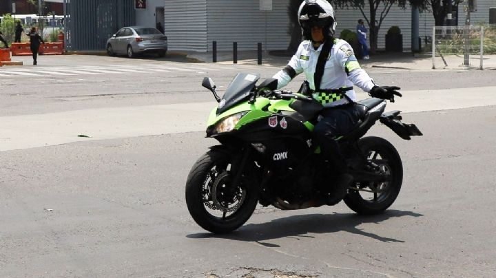 Automovilista invade carril de Metrobús y atropella a joven a bordo de moto eléctrica