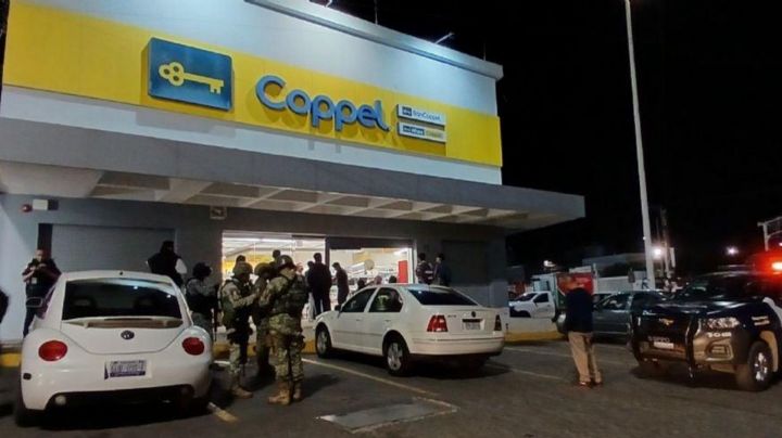 ¡Ventajoso! Un hombre aprovecha asalto a Coppel y roba dinero de una mujer que se refugiaba con bebé