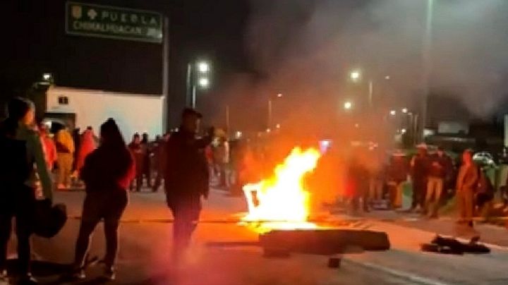 Suman 7 horas de bloqueo en Circuito Exterior Mexiquense; vecinos de Chimalhuacán exigen agua