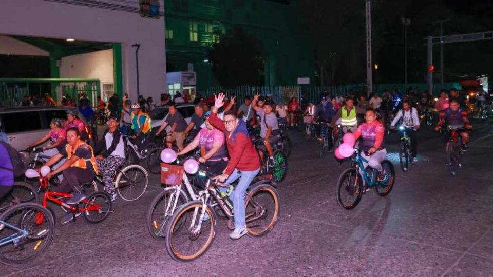 Participaron en la rodada nocturna casi mil ciclistas leoneses.
