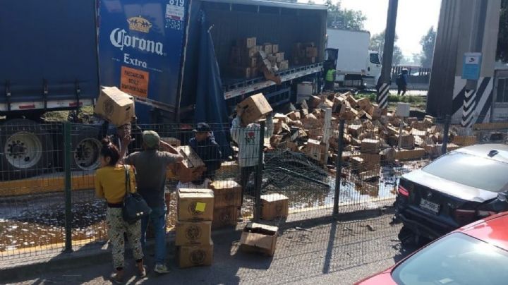 Rapiña de cerveza tras accidente de tráiler en Periférico Norte