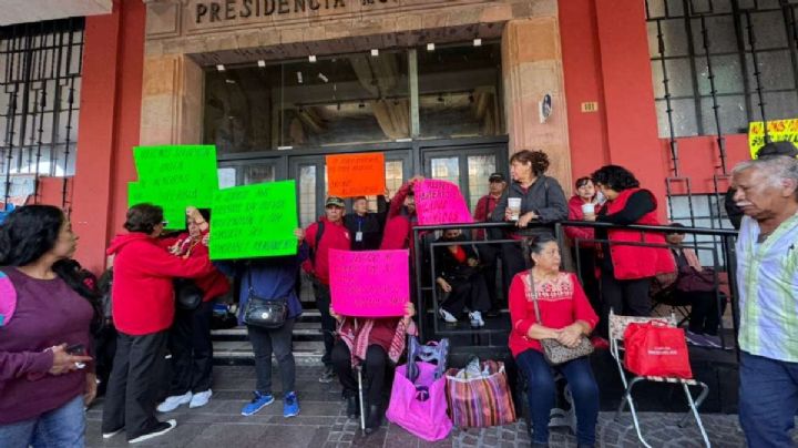 Jubilados bloquean Presidencia de Celaya en demanda de prestaciones: El Alcalde no cede