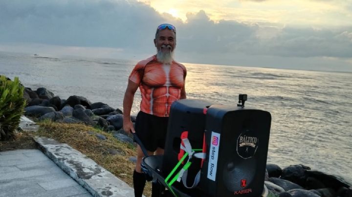 Step Flow, el entrenador de 58 años que motiva a jóvenes y adultos en Boca del Río, Veracruz con su carretilla