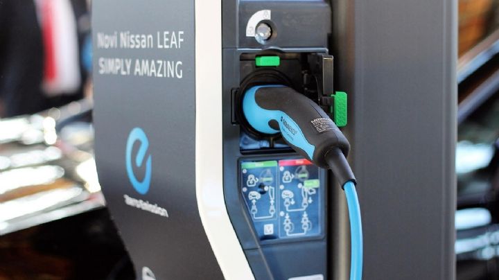 ¿Por qué tu auto eléctrico gasta más energía cuando llueve?