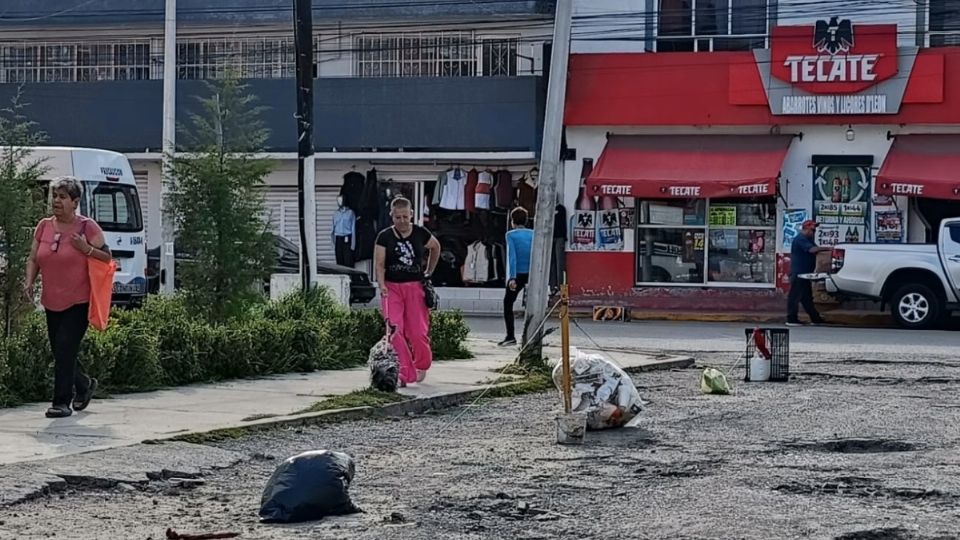 Apartan lugares con botes de plástico y bolsas de basura