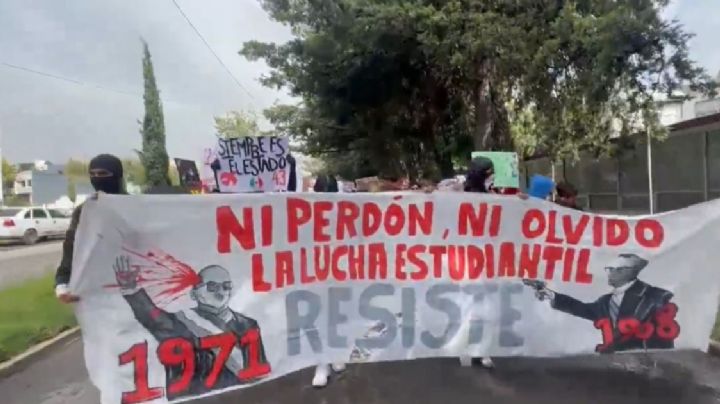 Colectivos y estudiantes marchan este 2 de octubre contra la represión en Toluca, queman patrulla