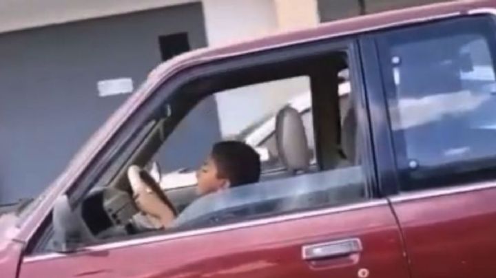 INSÓLITO: Niño de 10 años fue captado manejando una camioneta en León, VIDEO