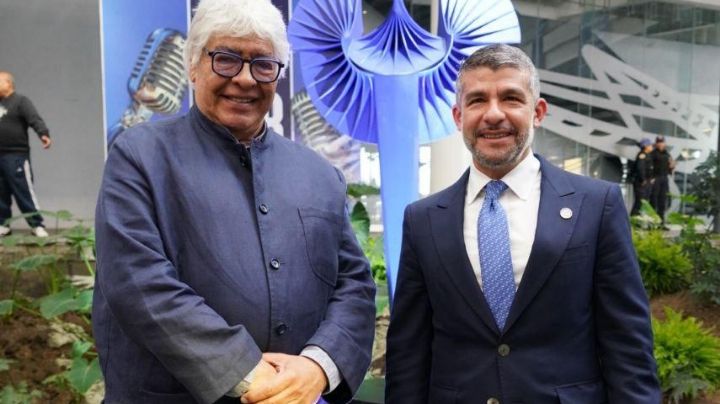 Mauricio Tabe devela "Águila de la Libertad" en Miguel Hidalgo