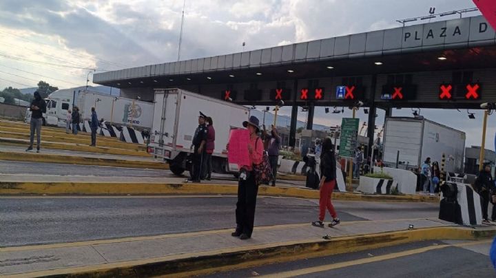 Vecinos de San Mateo Ixtacalco bloquean la México-Querétaro