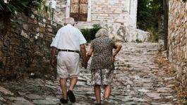 Foto que representa a Seguros médicos para adultos mayores suben hasta 30% en 2026 y expulsan a asegurados