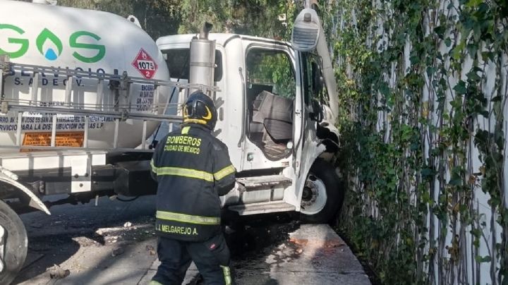 Pipa de gas choca contra transporte público y casa en Lomas de Chapultepec