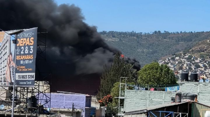 Se incendia bodega de colchones en Ecatepec; suspenden servicio de Mexicable