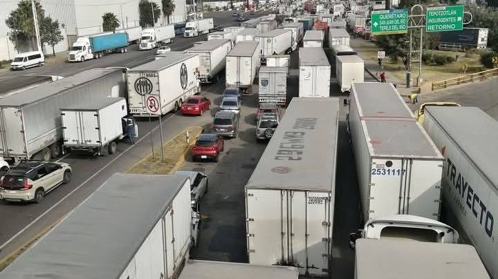México-Querétaro suma 8 horas bloqueada; caseta de Tepotzotlán colapsada