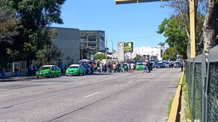 Tras enfrentamiento con policías, taxistas bloquean Insurgentes y López Mateos