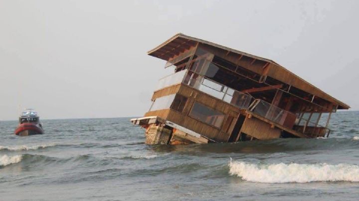 Desmantelan restaurante “Atracadero” de Tuxpan, encallado en playas de Coatzacoalcos
