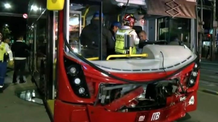 Línea 7 del Metrobús: unidad choca sobre Calzada de los Misterios y deja 8 lesionados