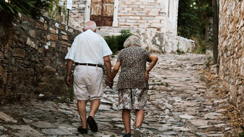 Adultos mayores enfrentan alzas de hasta 30% en seguros de gastos médicos