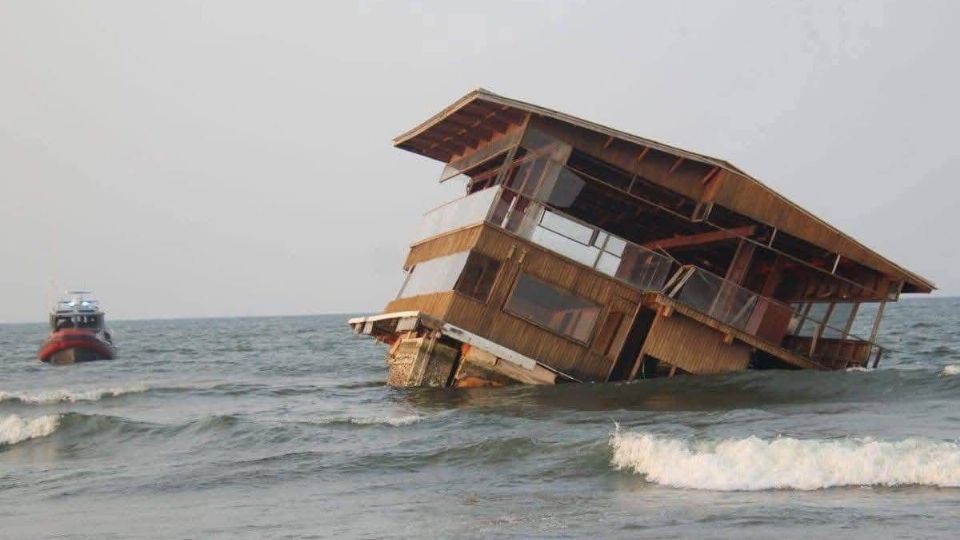 Otra parte del restaurante fue remolcado al puerto de Alvarado.
