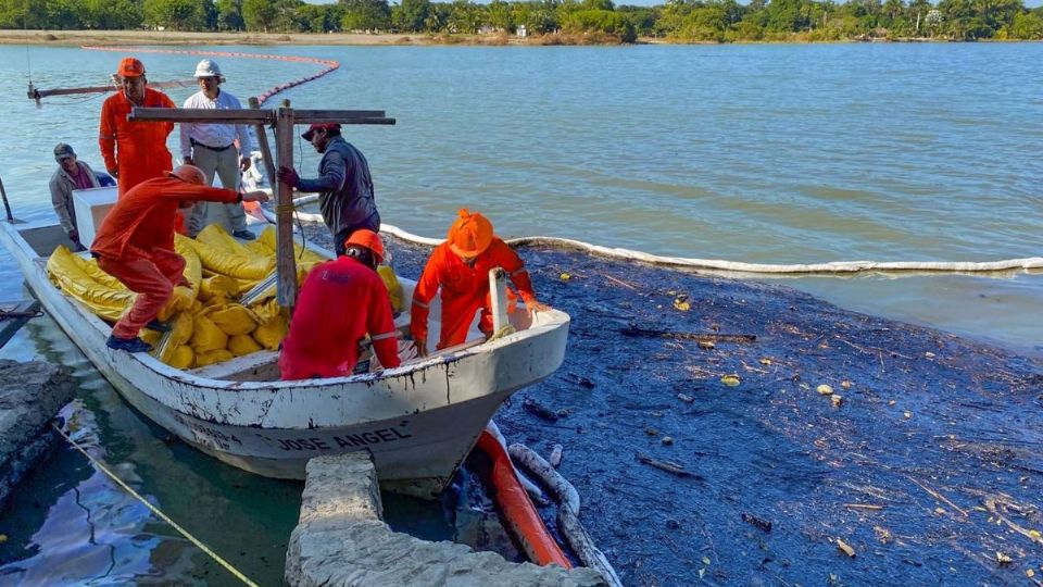 Pemex recolecta más de 180,000 litros de hidrocarburo en río Pantepec