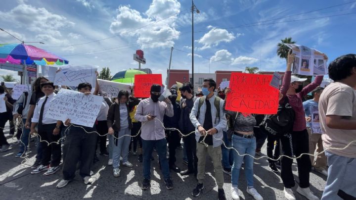 Alumnos del TEC de León bloquearon el bulevar López Mateos para exigir la renuncia de la directora