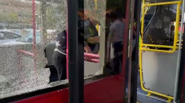 Unidad de la Línea 7 del Metrobús choca contra camioneta y deja cuatro lesionadas en Reforma