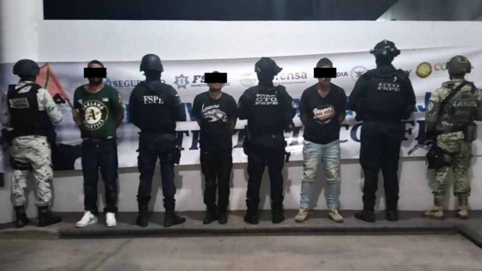 A los detenidos se les aseguraron vehículos, 9 armas largas, 15 chalecos balísticos, 12 cascos y más de 2 mil cartuchos útiles.