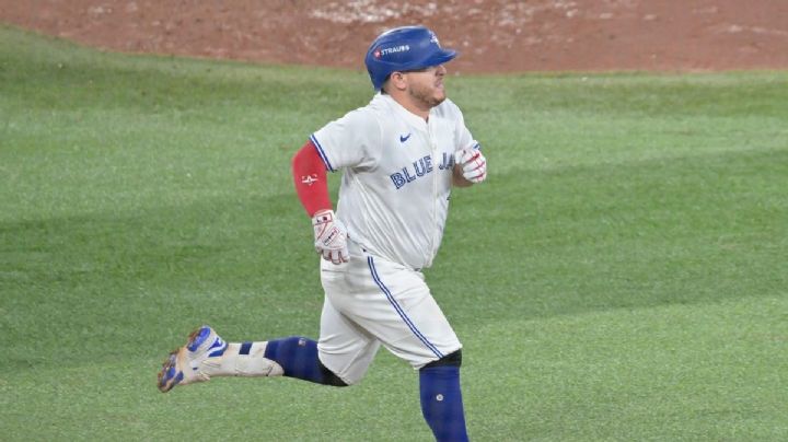 La histórica noche de Alejandro Kirk, el primer mexicano en hacer un home run en Serie Mundial